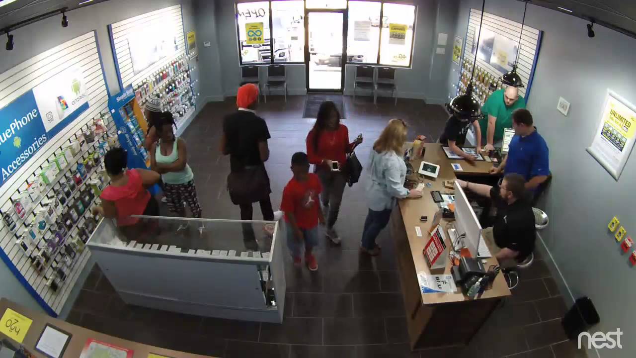 VIDEO: Kā ģimenīte sadarbojas, lai veikalā nozagtu mobilos telefonus!