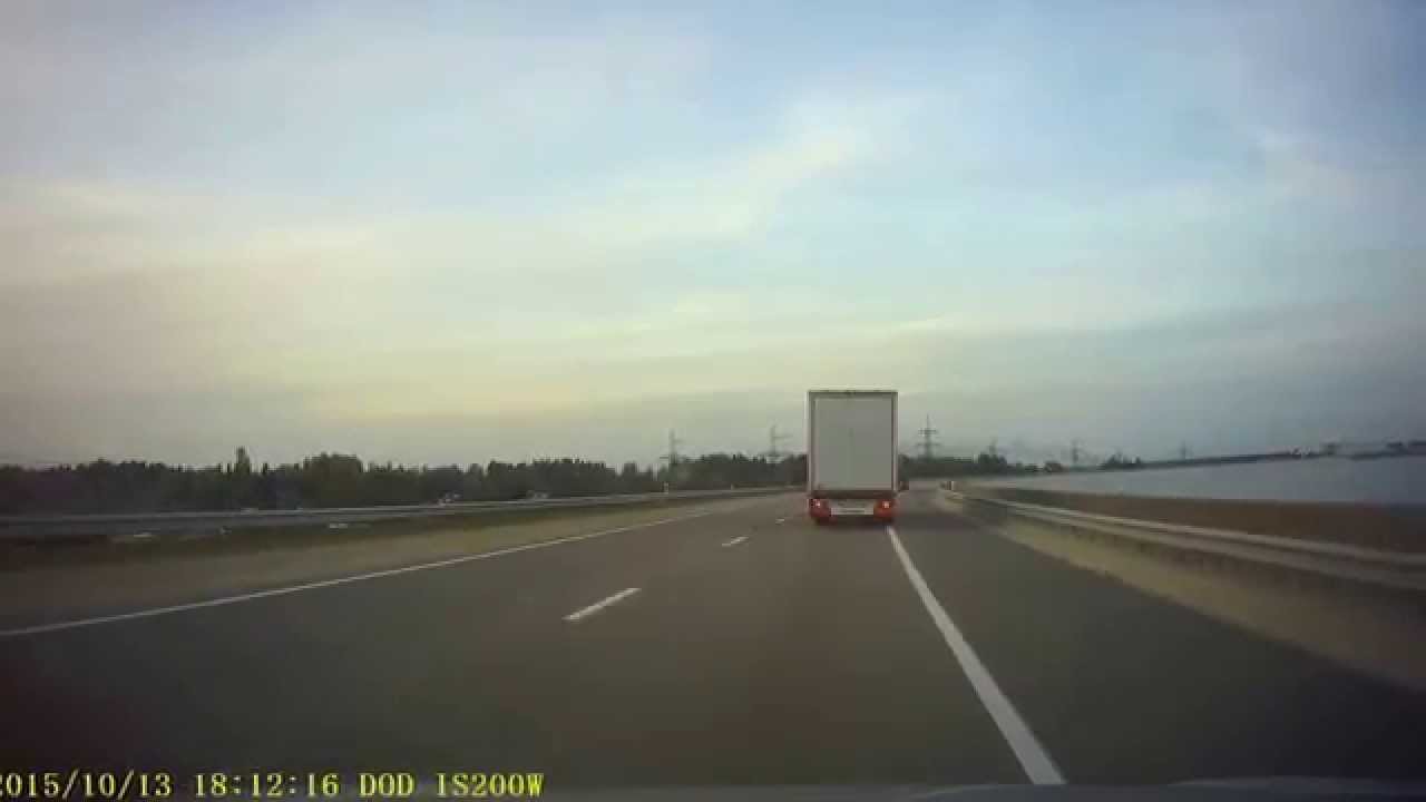 VIDEO: Kā ir tad, kad poļu smagajam uz ceļa riepa plīst!