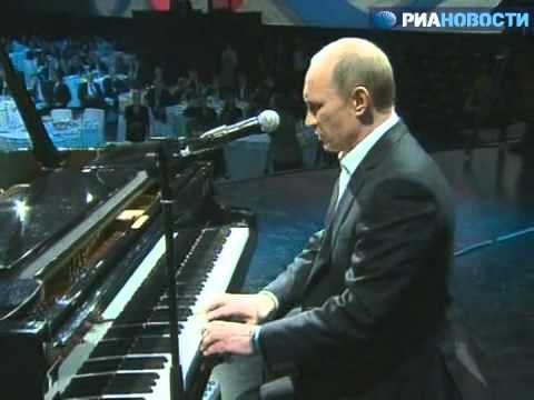 VIDEO: Kā Putins spēlēja klavieres un centās dziedāt angļu valodā!?