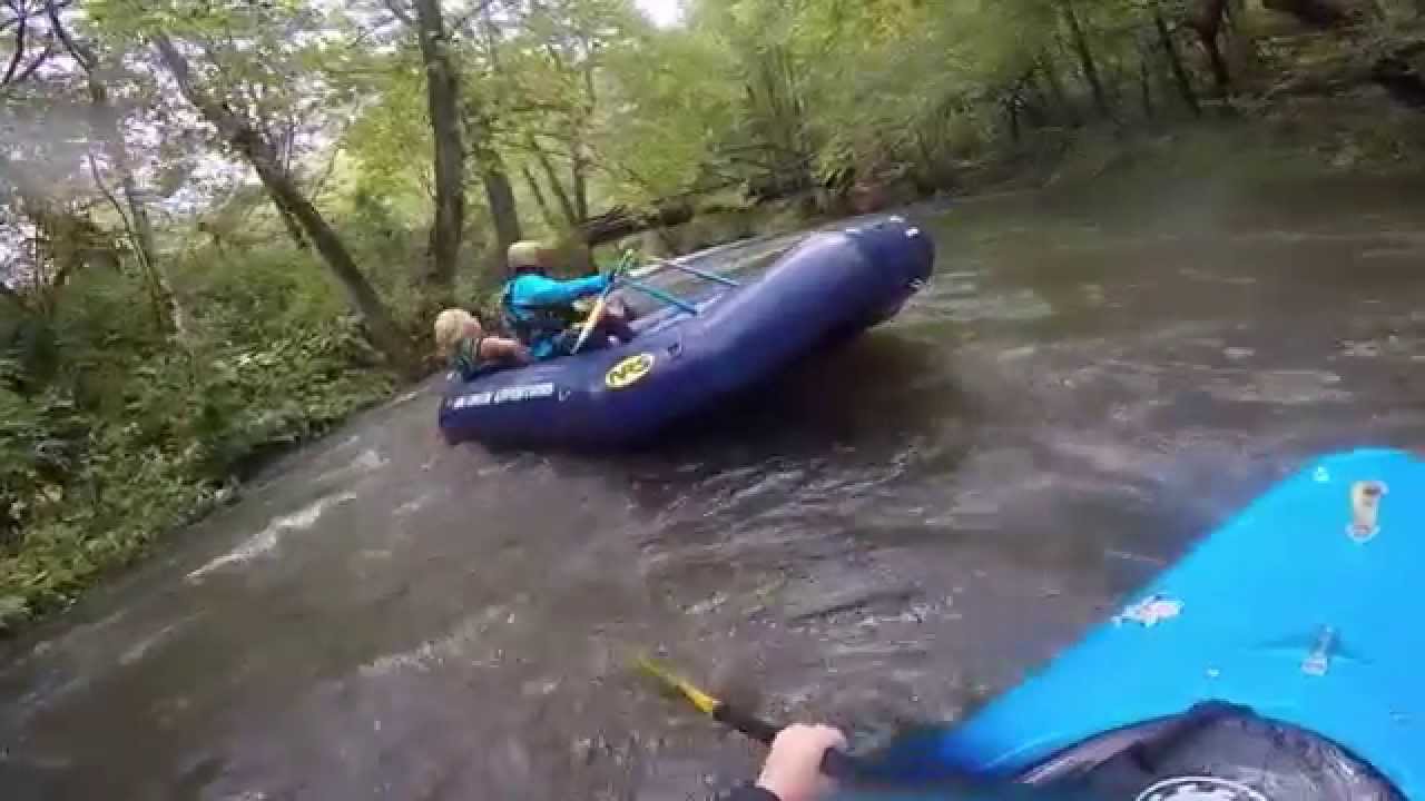 VIDEO: Laikam krāčaina upe nebūs tā labākā vieta meiteņu kautiņam!