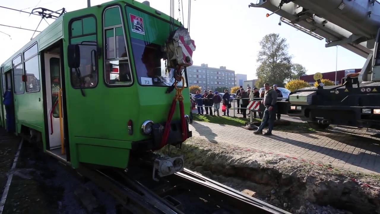 VIDEO: Liepājā no sliedēm noskrien tramvajs!