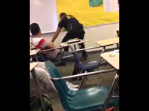 VIDEO: Lūk, kā Amerikā no klases izved skolēnus, kas traucē stundas darbu! Brutāli!