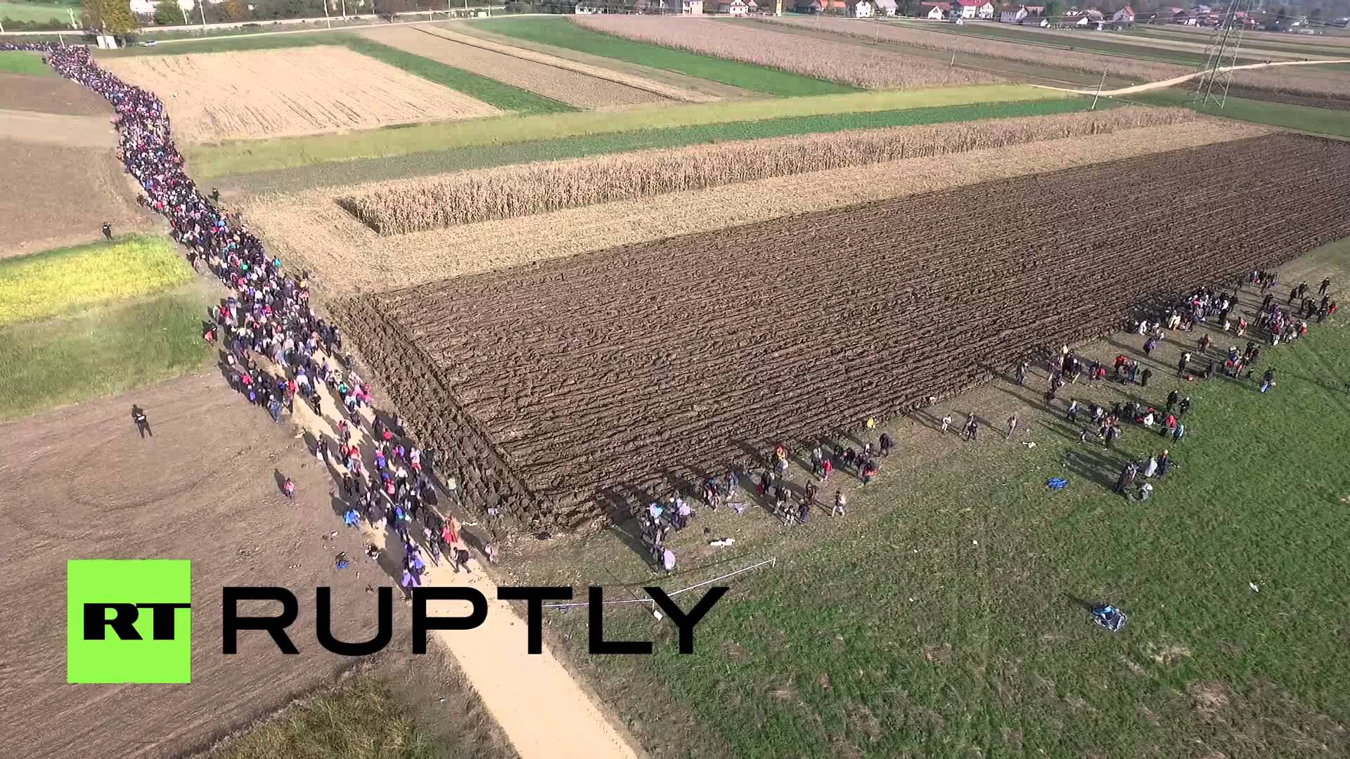 VIDEO: Milzīgā bēgļu plūsmā Slovēnijā. Gluži kā Lielā tautu staigāšana. Kur, lai viņus visus liek!?