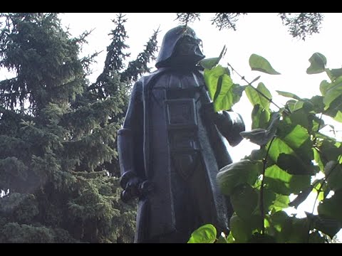 VIDEO: Oriģināli! Ukrainā Ļeņina pieminekli nomaina Zvaigžņu karu varonis Dārts Veiders!