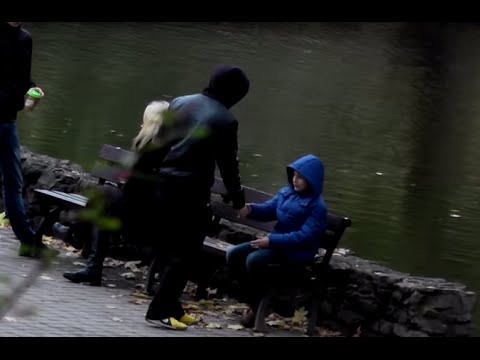 VIDEO: Sociālais eksperiments: Kā rīdzinieki reaģēja (vai nereaģēja) uz maza zēna “nolaupīšanu”!?