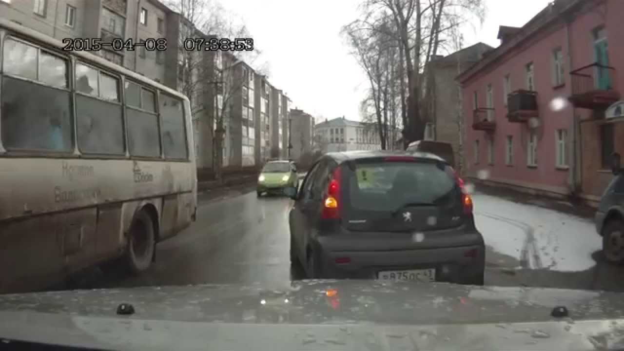 VIDEO: Šokējoši! Mazgadīgs bērns izkrīt no braucoša auto. Mamma bērnu atkal ieliek mašīnā.. un atkal nepiesprādzē!