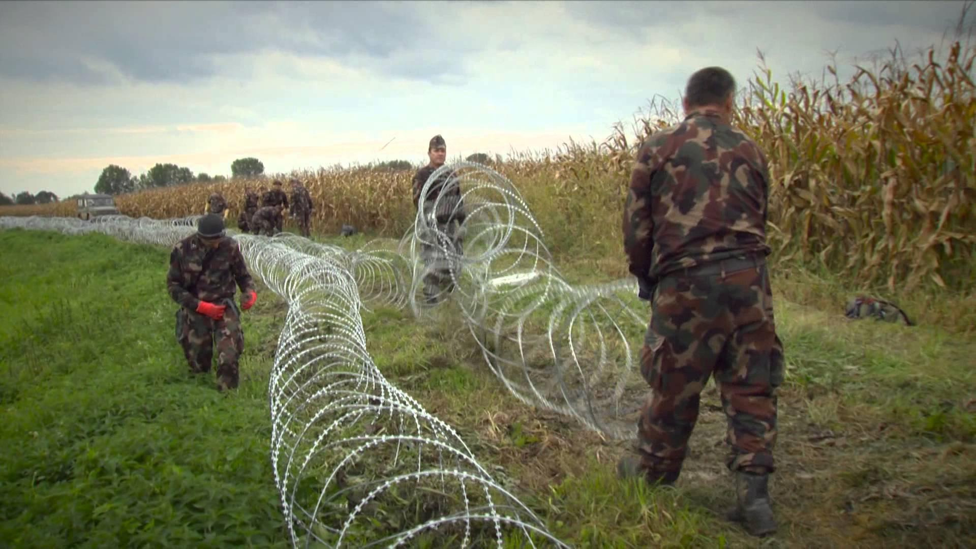 VIDEO: Tā savu robežu no nelegālajiem imigrantiem sargā Ungārijā!