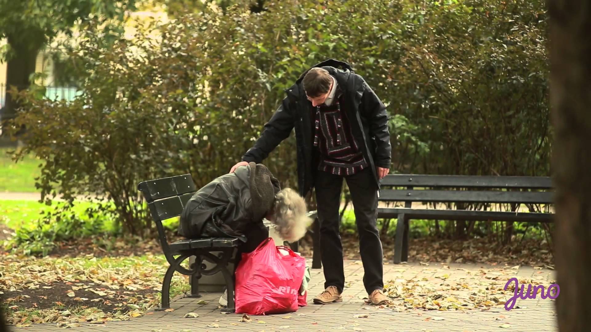 VIDEO: Vai Latvijā līdzcilvēki palīdz, ja citam uz ielas kļūst slikti?