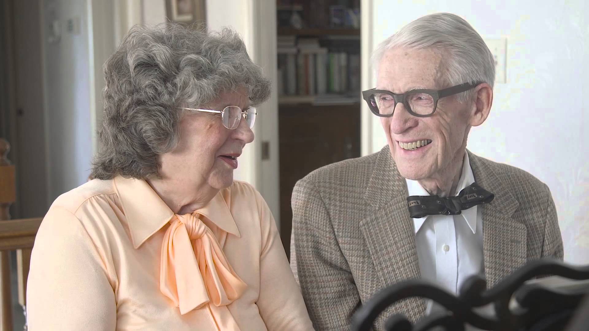 VIDEO: Vareni! 60 gadus laulībā nodzīvojis pāris nosvin savu gadadienu ar kopīgu klavieru skaņdarbu!