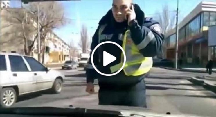 VIDEO: Tas brīdis, kad policistiem Krievijā “aizbrauc jumts”…