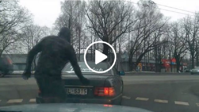 VIDEO: Tikmēr Rīgas mikrorajonā Iļģuciems šoferi konfliktus uz ceļa risina ar… āmuru!