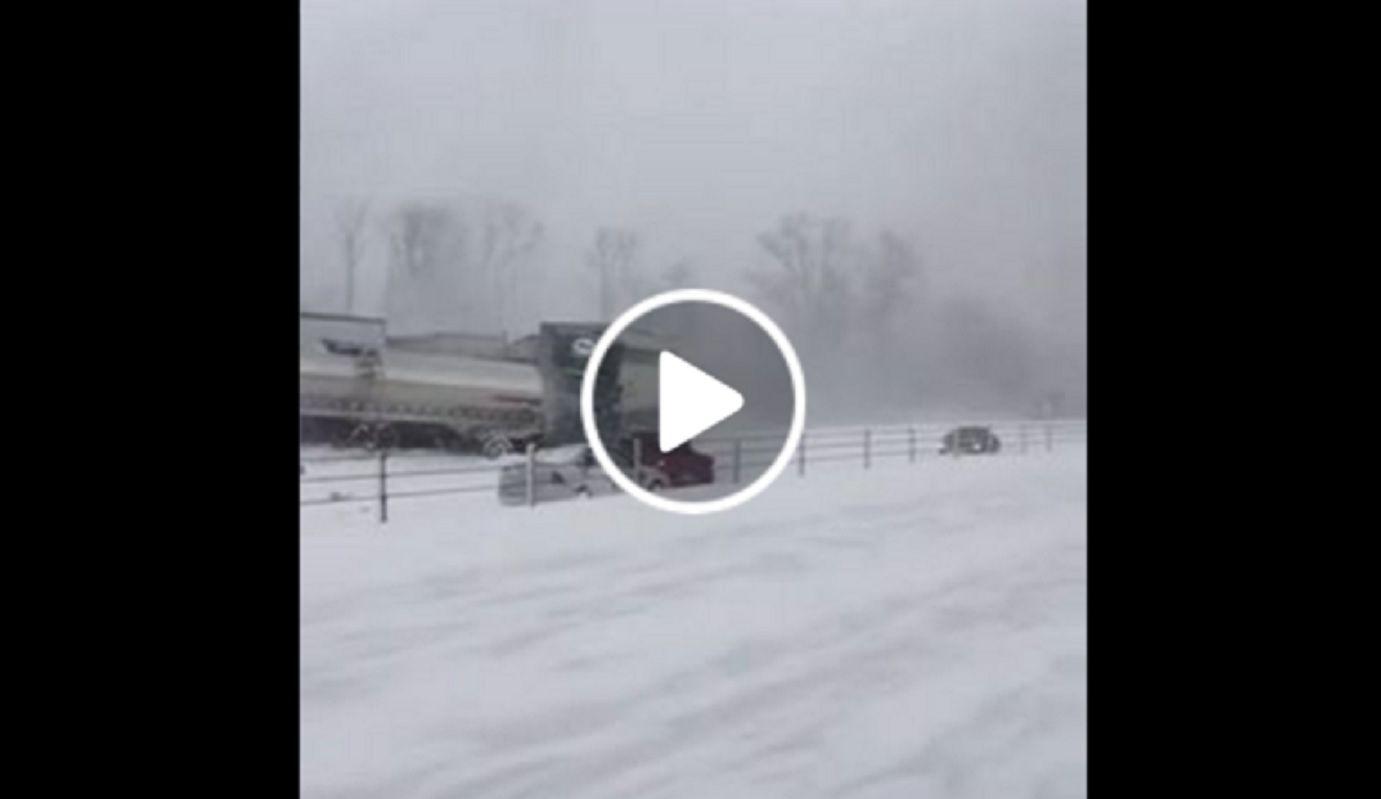 VIDEO: Iespējams masveidīgākā avārija sniega putenī, kāda jebkad nofilmēta!