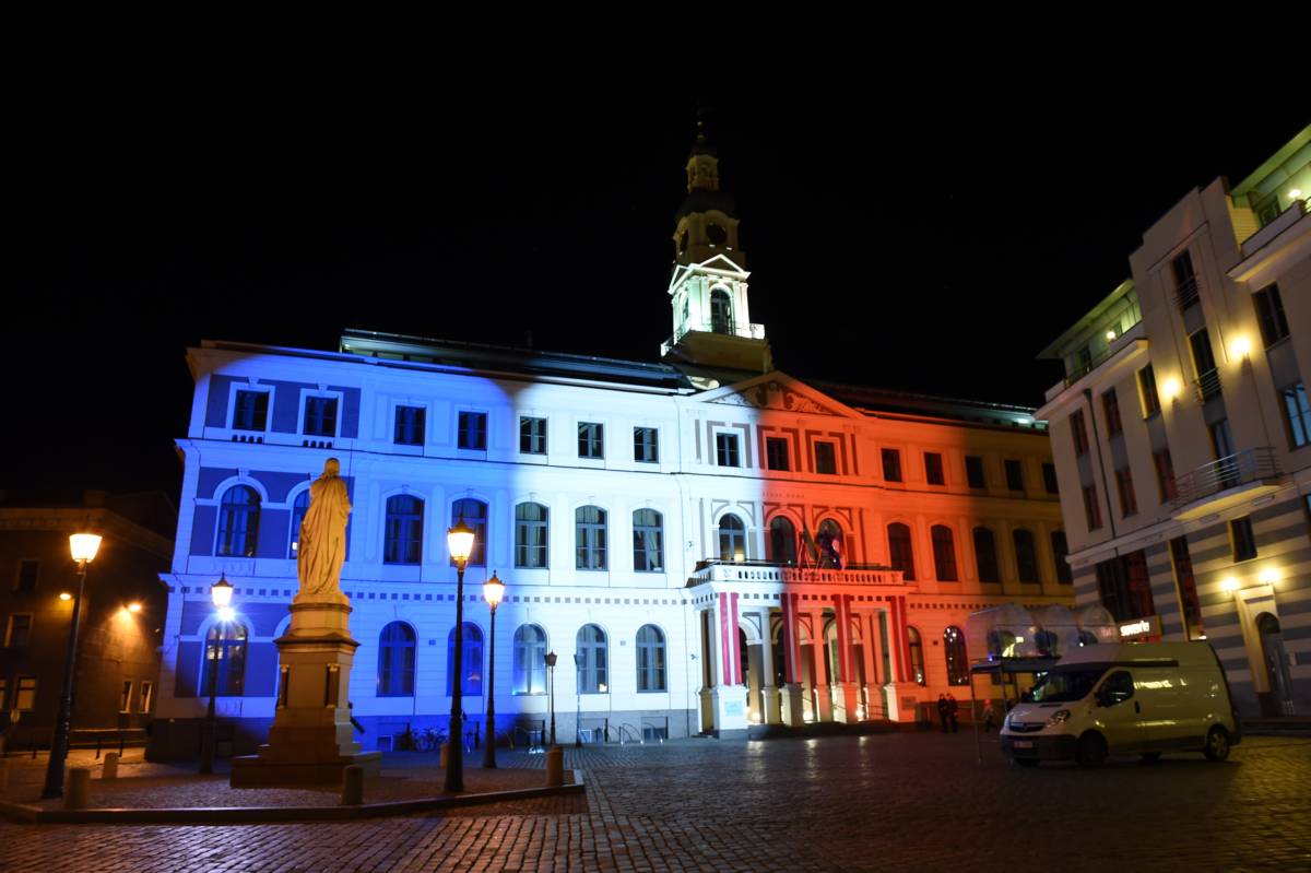 FOTO: Visa pasaule sēro līdz ar Franciju! Pasaule mirdz Francijas karoga krāsās!