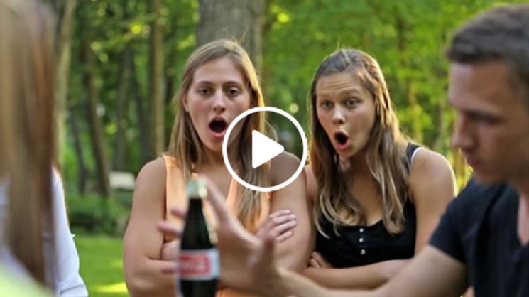 VIDEO: Iespaidīgs triks! Kā ūdeni 1 sekundē pārvērst par Coca-Cola!?