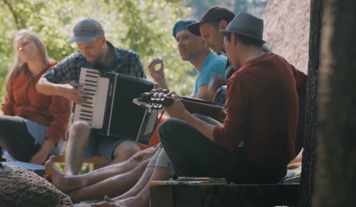 VIDEO: Gaiši! Pavisam vienkārša dziesmiņa par kukainīti ar Imanta Ziedoņa vārdiem.