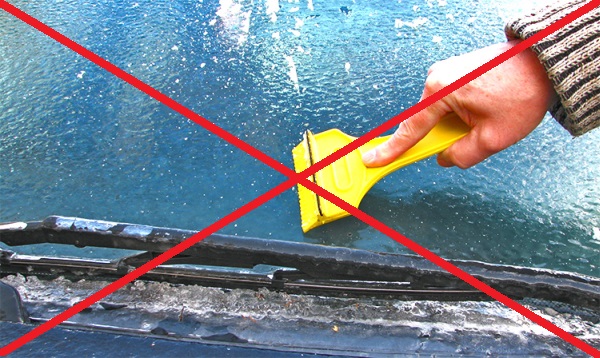 VIDEO: Noderīgi! Kā pāris sekundēs notīrīt automašīnas stiklu no ledus!?