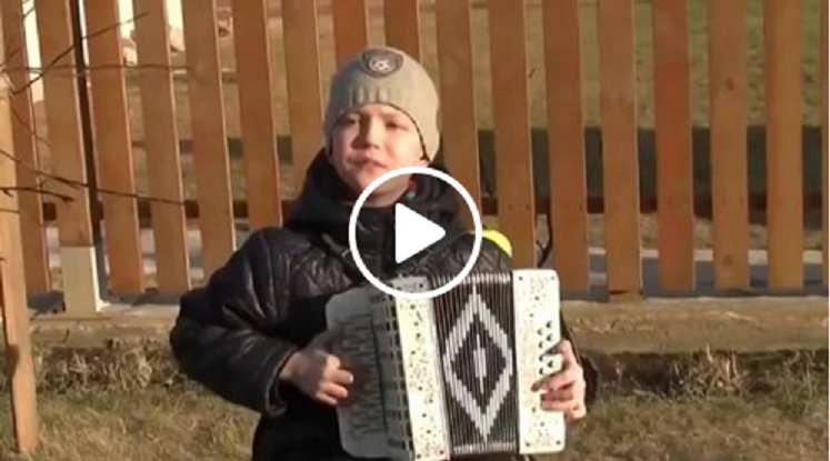 VIDEO: Lūk tas ir talants! Šis puika garmošku jeb ermoņikas spēlē gluži kā karalis!