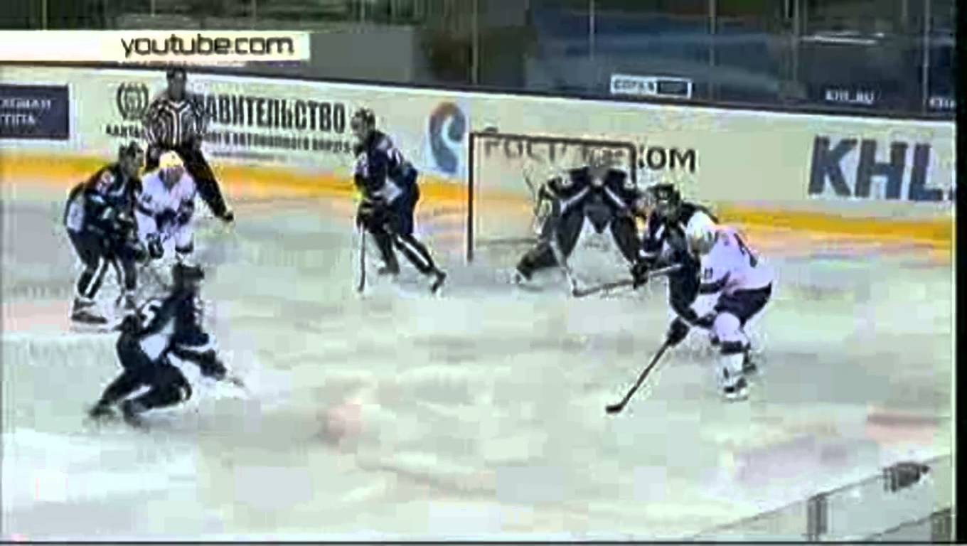 VIDEO: 18+ “Slovan” hokejists nejauši pārgriež pretiniekam rīkli… ar slidu!