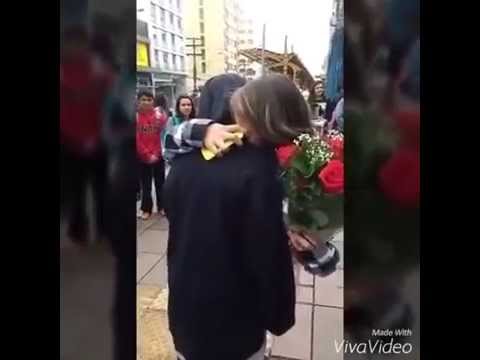 VIDEO: Aizkustinoši! Jauns zēns stāv pie skolas ar rožu pušķi rokās un gaida … savu simpātiju!