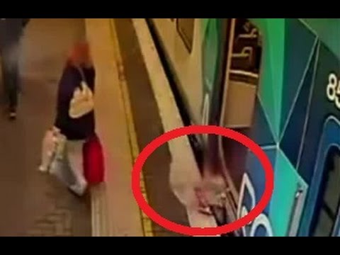 VIDEO: Biedējoši! Maza meitene, kāpjot ārā no vilciena, pakrīt uz sliedēm.. Mamma to nepamana. Meitenes sargeņģelis gan..