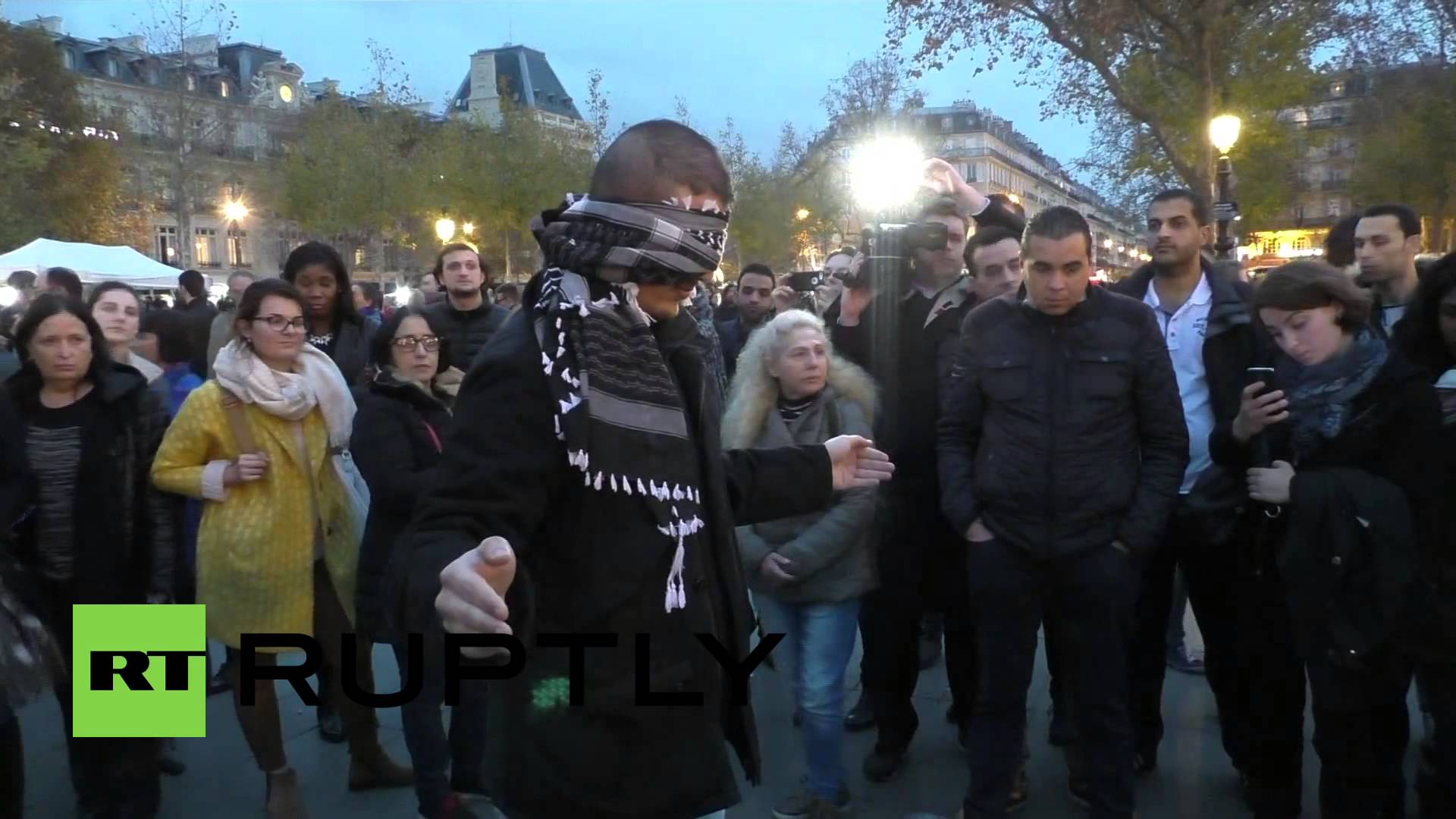 VIDEO: Drosmīgi! Kāds musulmanis aizsietām acīm lūdzas pēc parīziešu apskāvieniem!