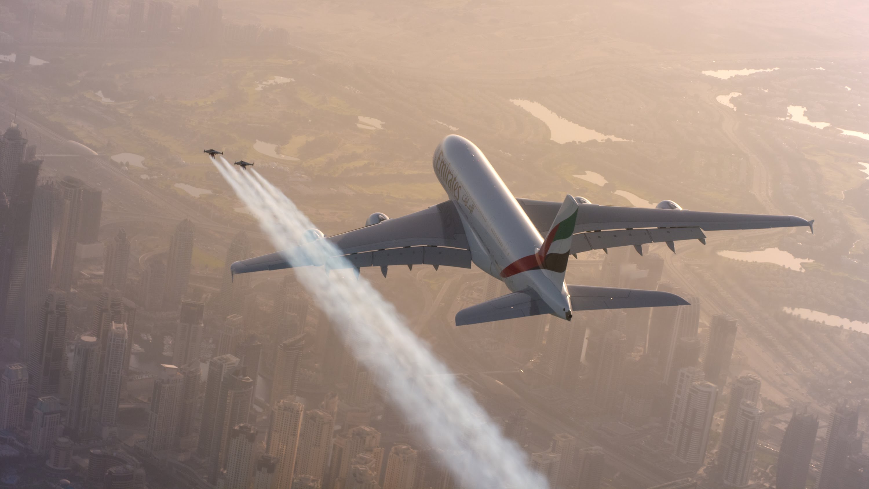 VIDEO: Ekstrēmi! 2 puiši lidinās gaisā blakus lielākajai pasaules lidmašīnai!