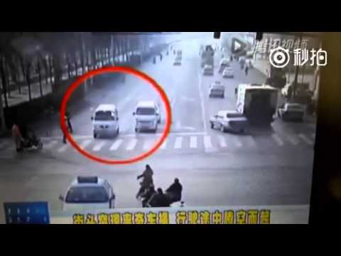 VIDEO: Iespējams, visdīvaināk izraisītais satiksmes negadījums! Kas pacēla gaisā šo automašīnu?