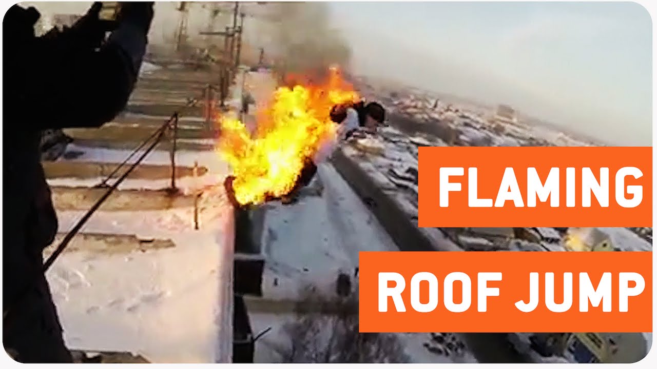 VIDEO: Jauniešu izklaides Krievijā! Aizdedzināt sevi un lēkt no 9.stāvu mājas sniega kupenā!
