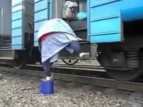 VIDEO: Kā tantiņas mēģina ierāpties Krievijas piepilsētas vilcienā!