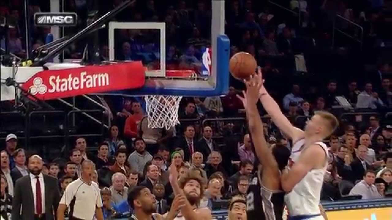 VIDEO: Kristaps Porziņģis apkauno NBA spēlētāju Lamarkusu Oldridžu!