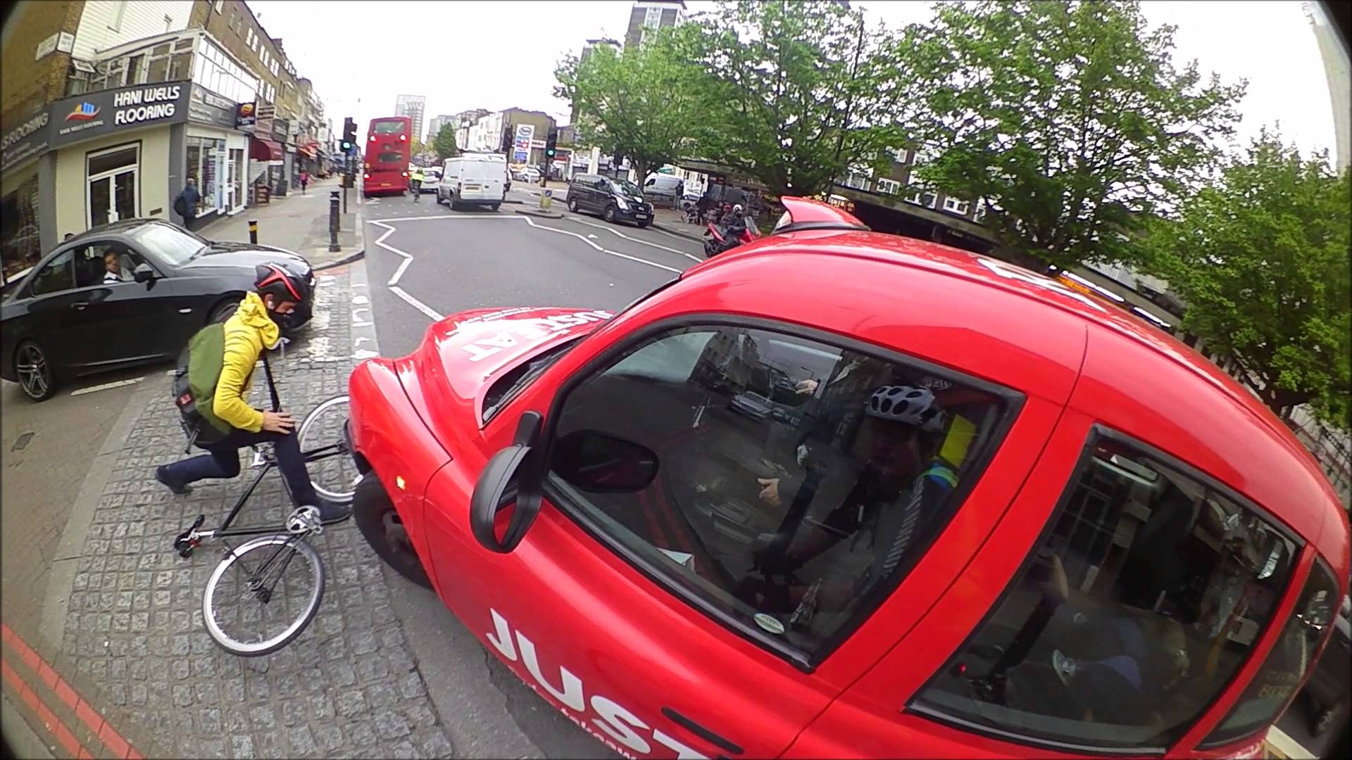 VIDEO: Kurš vainīgs – taksometra vadītājs vai velosipēdists?