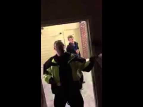 VIDEO: “Man pie kājas, ka tu filmē!” jeb ar šiem policistiem labāk pa labam!