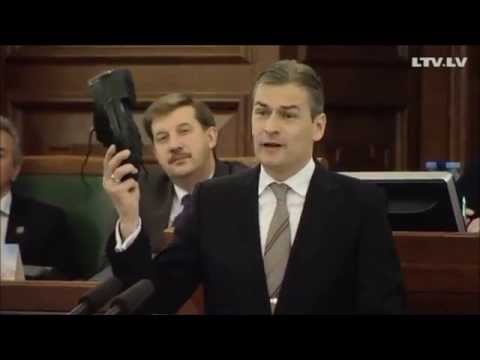 VIDEO: Mārtiņš Bondars turpina pārsteigt – Saeimas tribīnē savas uzrunas laikā vicinās ar kurpi un zābaku!