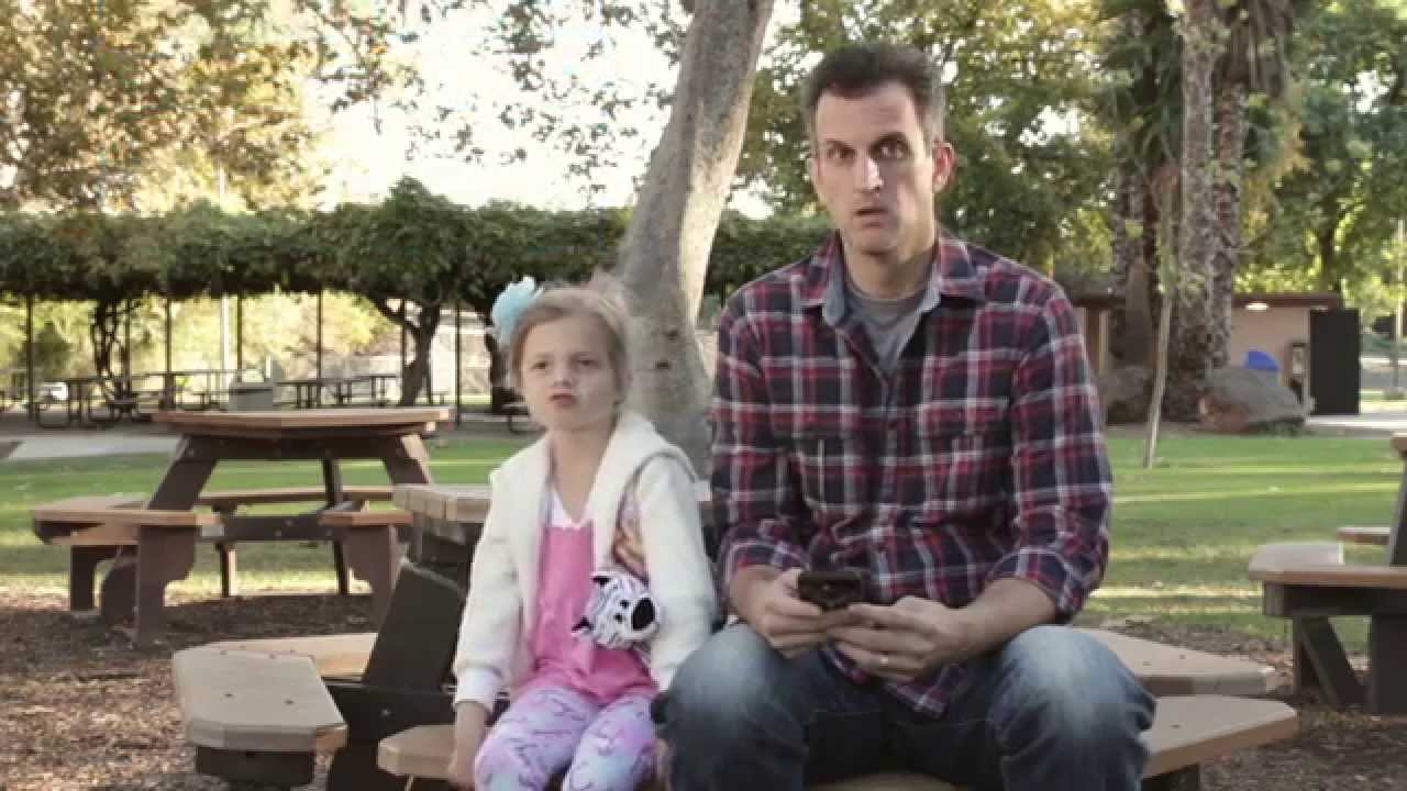 VIDEO: Smieklīgi par nopietnām tēmām jeb tēti nenovērs skatienu no bērna – pat ne uz sekundi!