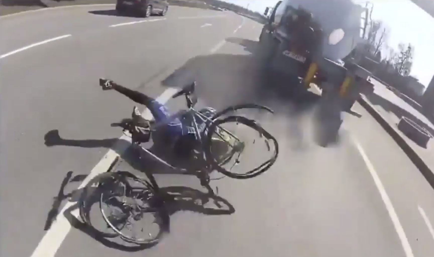 VIDEO: Šokējoši! Kravas mašīna pilnībā ignorē velosipēdistu!