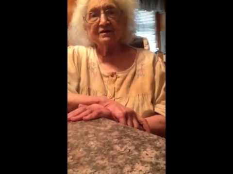 VIDEO: Tas brīdis, kad mazmeita vecmāmiņai paziņo, ka ir homoseksuāla..