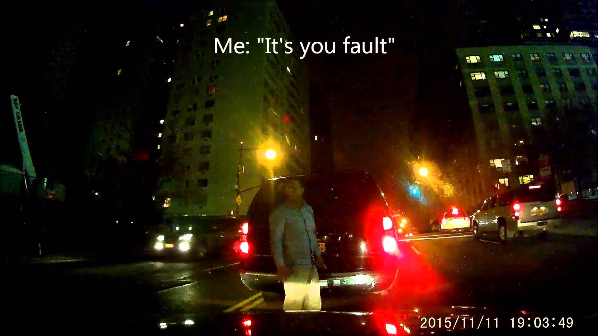 VIDEO: “- Tu  ietriecies manā auto! – Nē! – Jā! – Man ir kamera. – Labi, labi! Atā!”