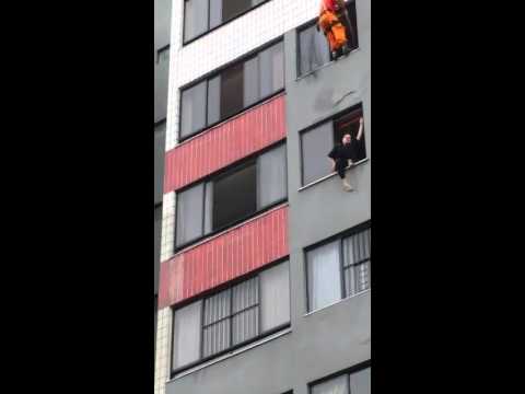 VIDEO: Ugunsdzēsējs iespaidīgā veidā izglābj pašnāvnieci no izlekšanas pa logu!