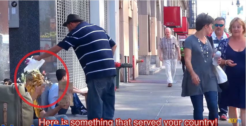 VIDEO: Kā reaģē bezpajumtnieks, ja pusaudzis “nozog” viņa potenciālos ziedotājus!