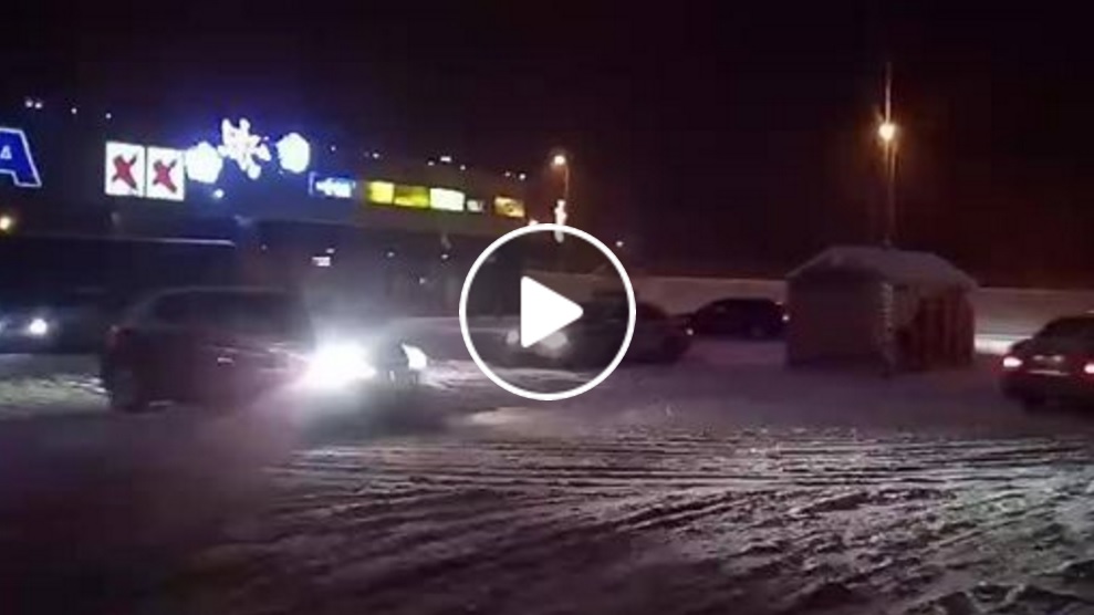 VIDEO: Saldū pirmā sniega driftotāji ielenc un izsmej ceļu policistus!
