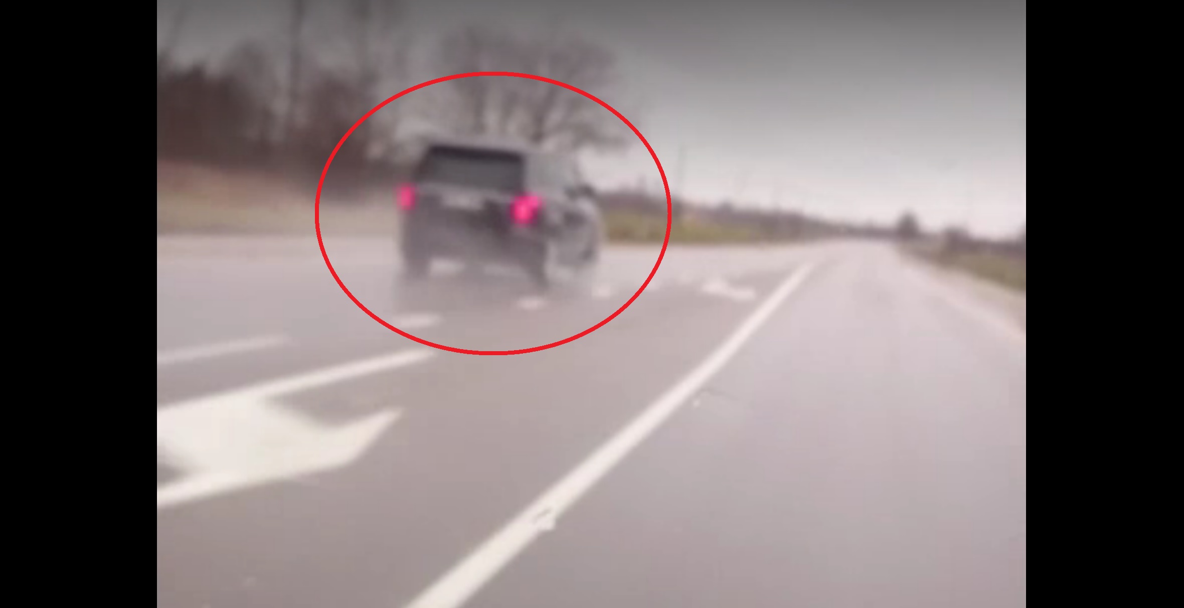 VIDEO: Deputāta Urbanoviča dārgais Range Rover rupji pārkāpj ceļu satiksmes noteikumus!