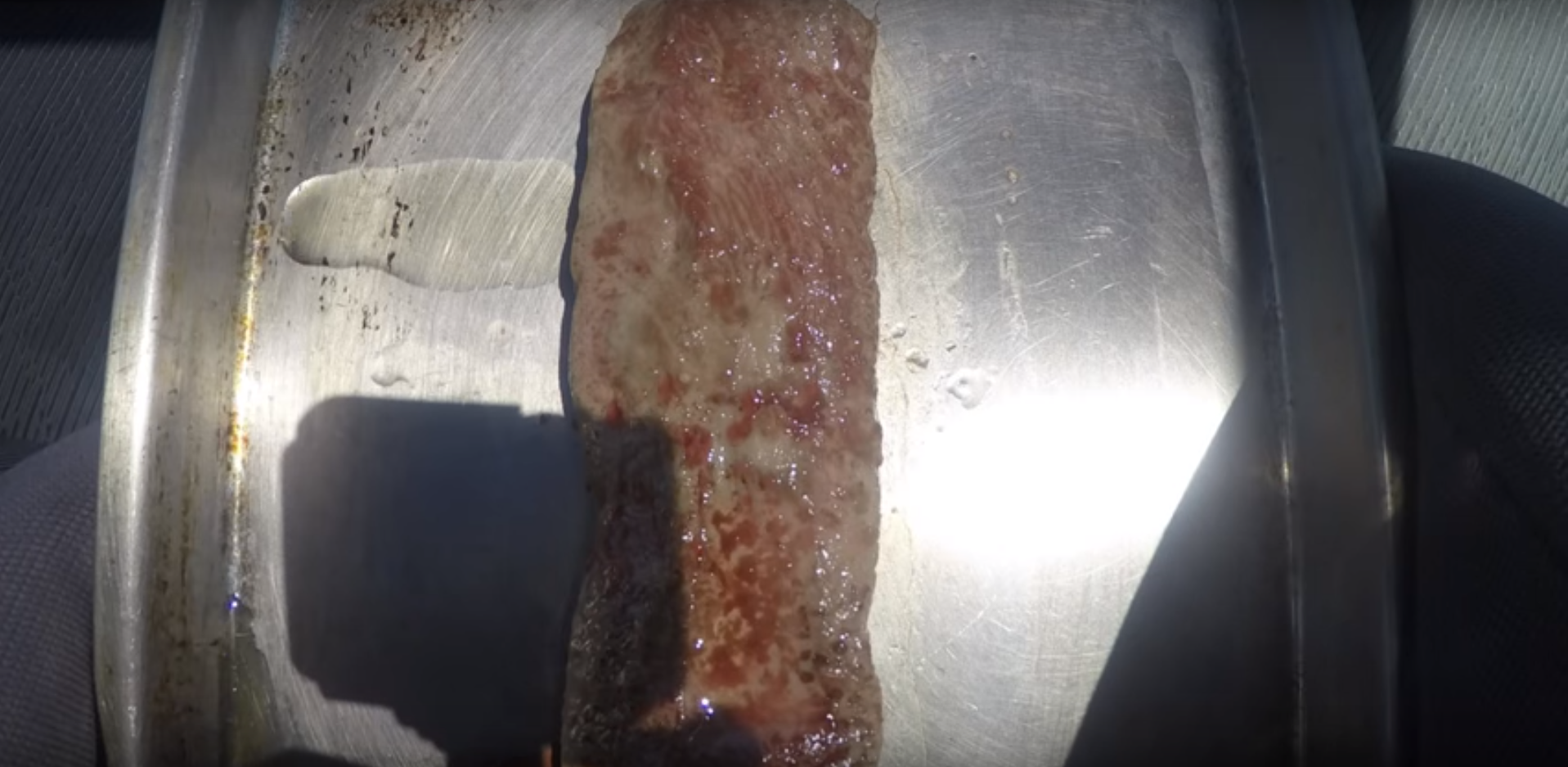 VIDEO: Šokējoši pamācoši! Šefpavārs izcep gaļu netradicionālā cepeškrāsnī … automašīnā!