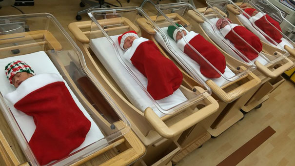 FOTO: Zini, ka esi slimnīcā, ja apkārt redzi šādus Ziemassvētku rotājumus jeb medicīnas darbiniekiem radošuma netrūkst!