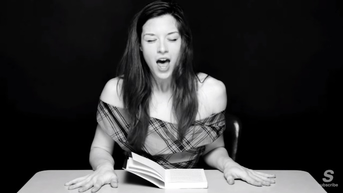 VIDEO: Sievietes orgasma laikā video kameras priekšā cenšas skaļi lasīt grāmatu!