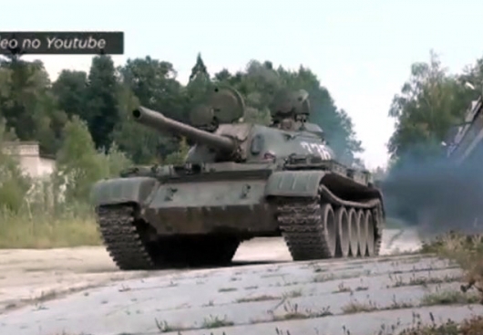 VIDEO: Aizputē pilsētas ielās parādījies tanks bez atpazīšanas zīmēm! Iedzīvotāji šokā!