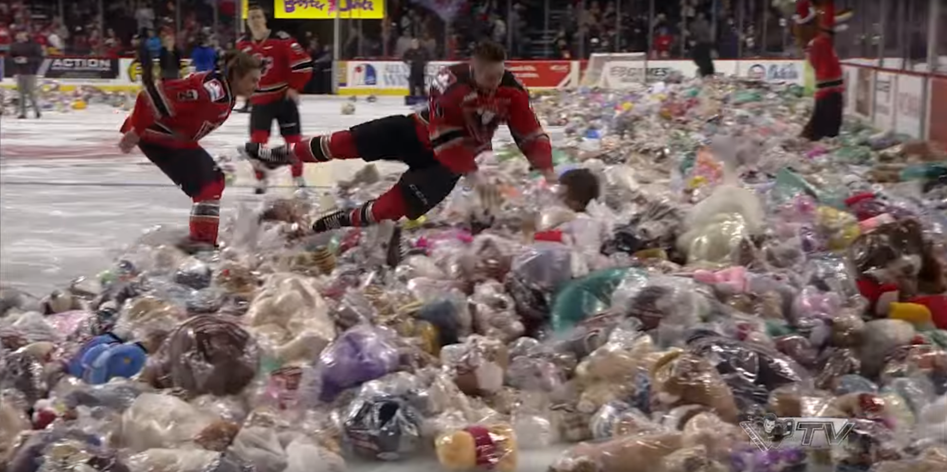 VIDEO: Lūk, kā jānosvin hokeja spēlē iegūti vārti!