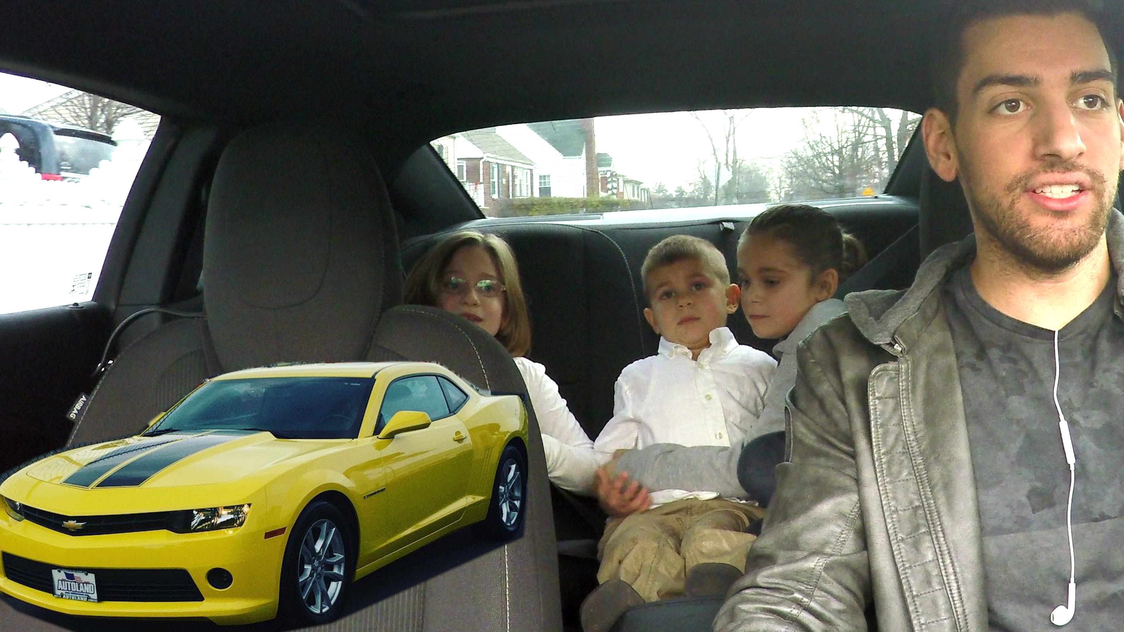 VIDEO: Cik viegli ir aizvilināt bērnu no  viņa mājām, ja tev pieder smuka un kruta mašīna!