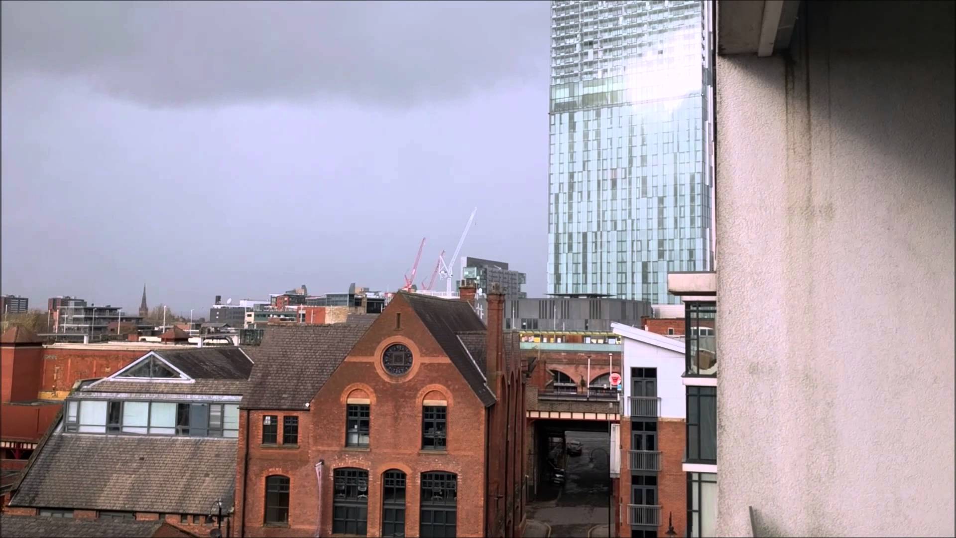 VIDEO: Debesskrāpis Mančestrā vēja laikā izdod baisas skaņas..