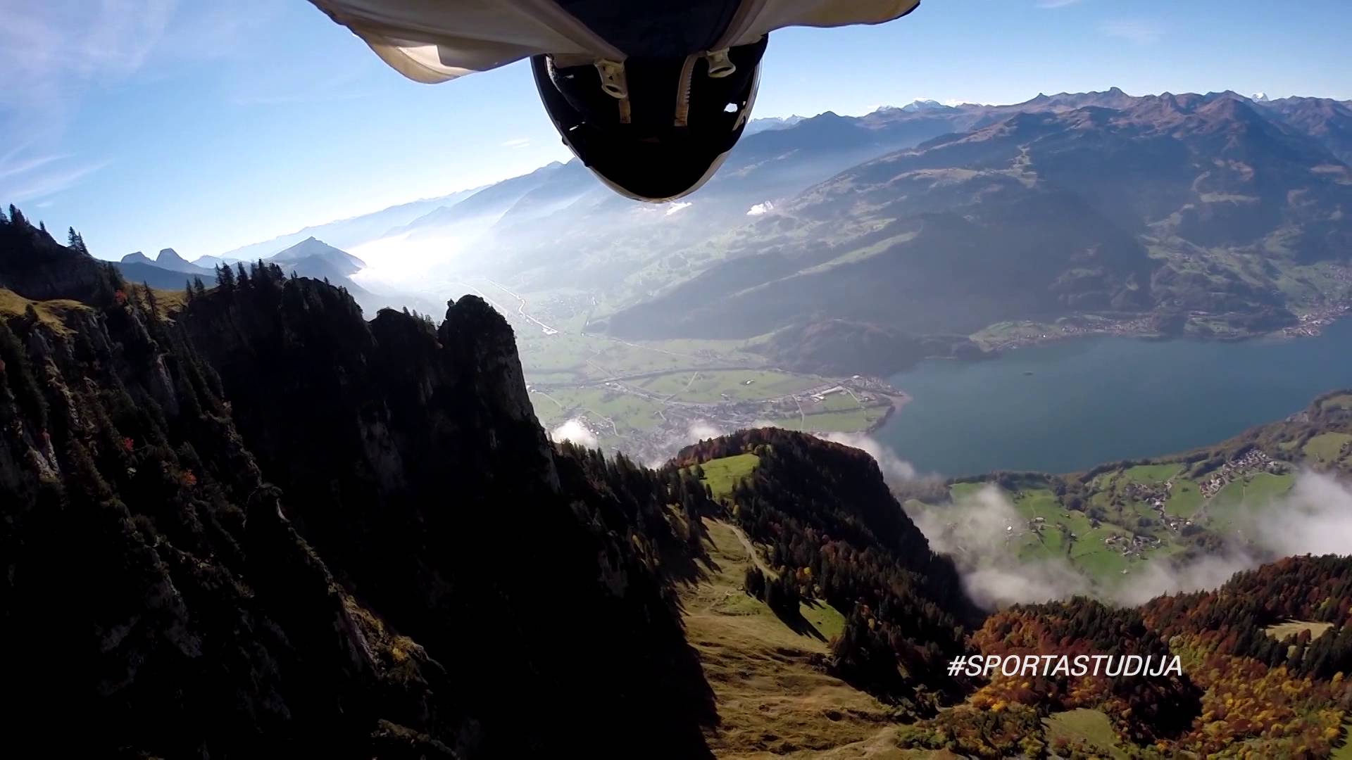 VIDEO: Ekstrēms un drosmīgs latvieša brīvais lidojums cauri Šveices aizai!