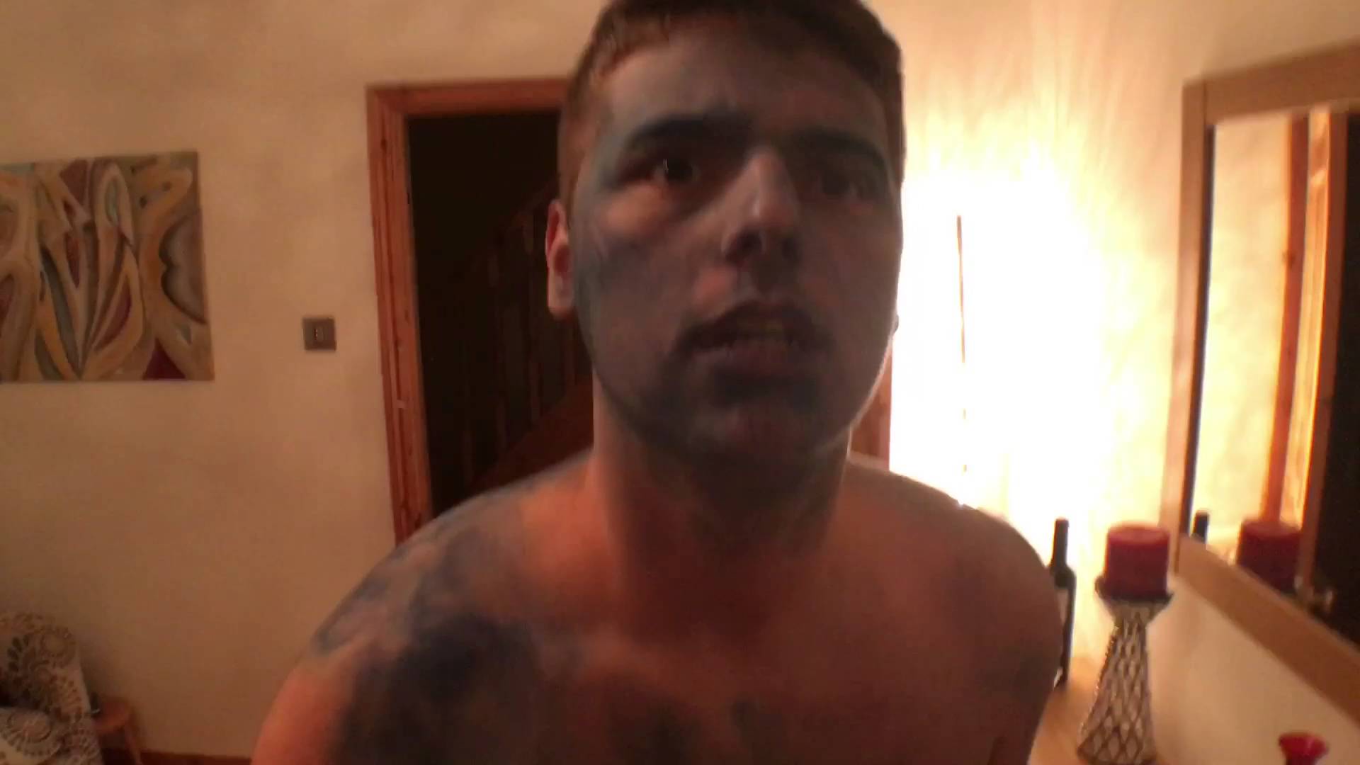 VIDEO: Eliots iegāja dušā normāls. Iznāca no tās dusmīgs … un zils..